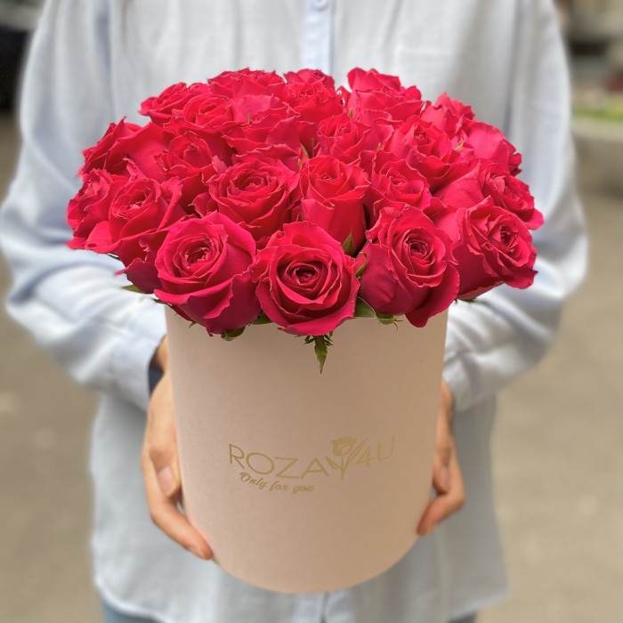 25 малиновых роз Такаци в коробке